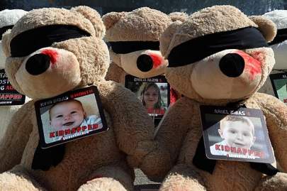 Israeli hostages pic on teddy bears_source wikipedia