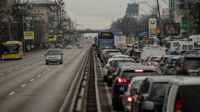 Residents seeking to leave the capital are stuck in traffic on a highway in Kyiv, Ukraine, on Thursday, Feb. 24, 2022. (Getty Images / Getty Images)