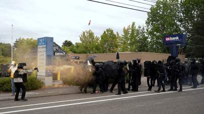 Members of the far-right Proud Boys clash with counter-protesters during rival rallies in Portland, Oregon, U.S., August 22, 2021.  REUTERS/David Ryder (REUTERS/David Ryder)