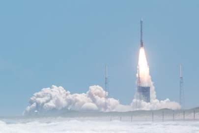 A United Launch Alliance Atlas 5 rocket blasts off with the U.S. military’s SBIRS GEO 5 satellite. Credit: Alex Polimeni / Spaceflight Now