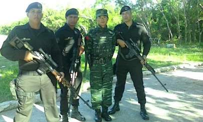 Cuban special forces, called the Black Berets, pose alongside their Chinese trainers from paramilitary in a government-run training school in Cuba in an undated photo. (Courtesy of ADN Cuba)