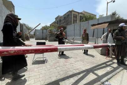 FILE PHOTO: Members of Taliban forces keep watch at a check point in Kabul, Afghanistan August 17, 2021. REUTERS/Stringer