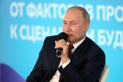 Russia's President Vladimir Putin addresses pupils and students during a meeting dedicated to the Day of Knowledge at the All-Russian Children's Centre "Ocean" in Vladivostok, Russia September 1, 2021. Sputnik/Evgeny Paulin/Kremlin via REUTERS