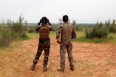  A soldier from the new Takuba force stands with a Malian soldier during a patrol near Niger border in Dansongo Circle, Mali August 23, 2021. REUTERS/Paul Lorgerie/File Photo