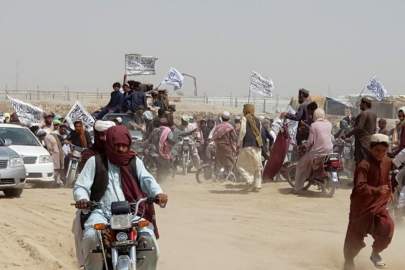 People on vehicles, holding Taliban flags, gather near the Friendship Gate crossing point in the Pakistan-Afghanistan border town of Chaman, Pakistan July 14, 2021. REUTERS/Abdul Khaliq AchakzaiREUTERS